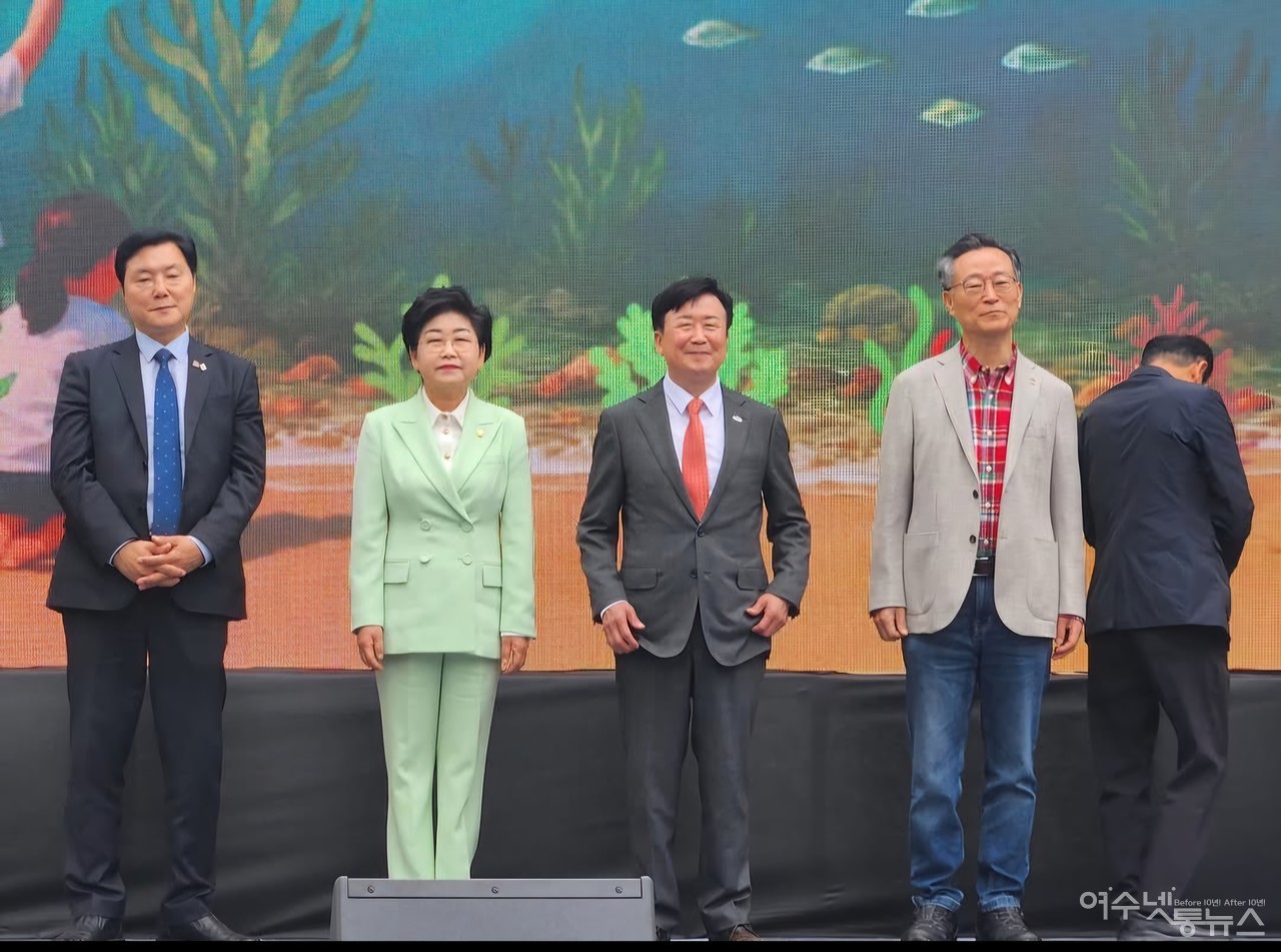 ▲ 제18회 기후보호주간 제55주년 지구의 날 기념식에 참석한 왼쪽부터 조계원 의원, 백인숙 의장, 정기명 시장, 최상덕 공동의장 ⓒ정종현