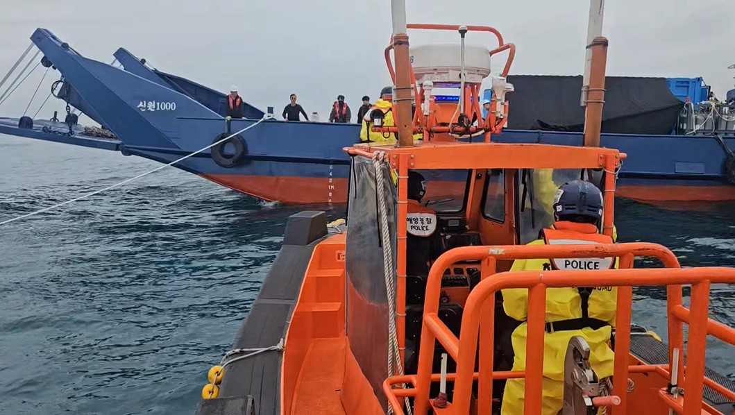 ▲여수해경이 실종자를 이송하기 위해 민간잠수업체 동원선박에 접안중이다. ⓒ여수해양경찰서