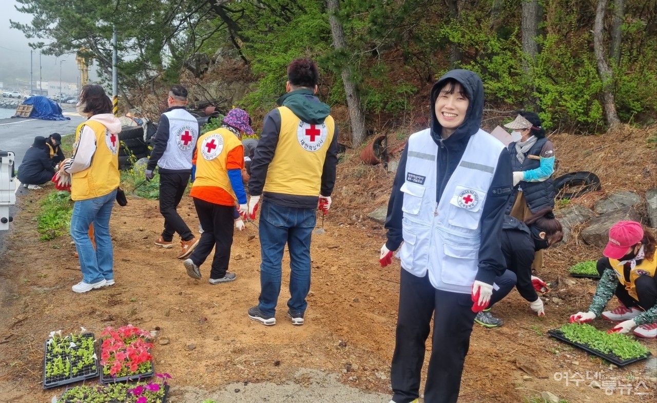 ▲대한적십자 회원들이 월전마을에 야생화 꽃밭가꾸기 자원봉사를 펼치고 있다 ⓒ정종현