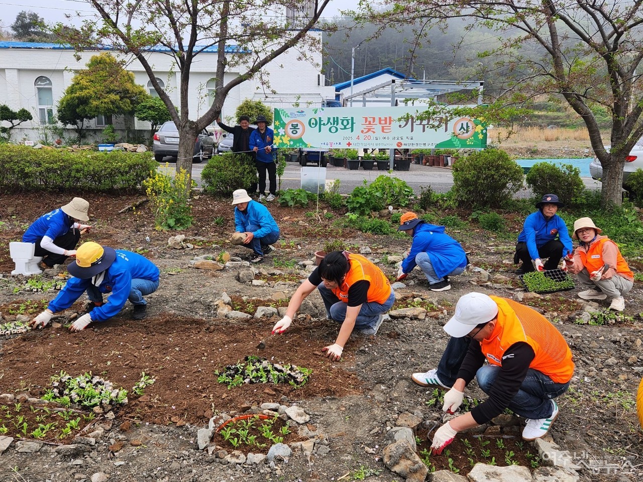 ▲야생화 꽃밭가꾸기 자원봉사 모습 ⓒ정종현