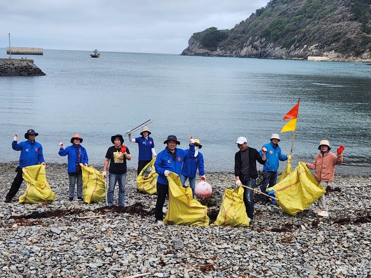 ▲19일 부터 1박2일 여수 금오도에서 작은음악회와 해양쓰레기 청소와 함께 야생화 꽃밭가꾸기 자원봉사가 펼쳐졌다 ⓒ정종현