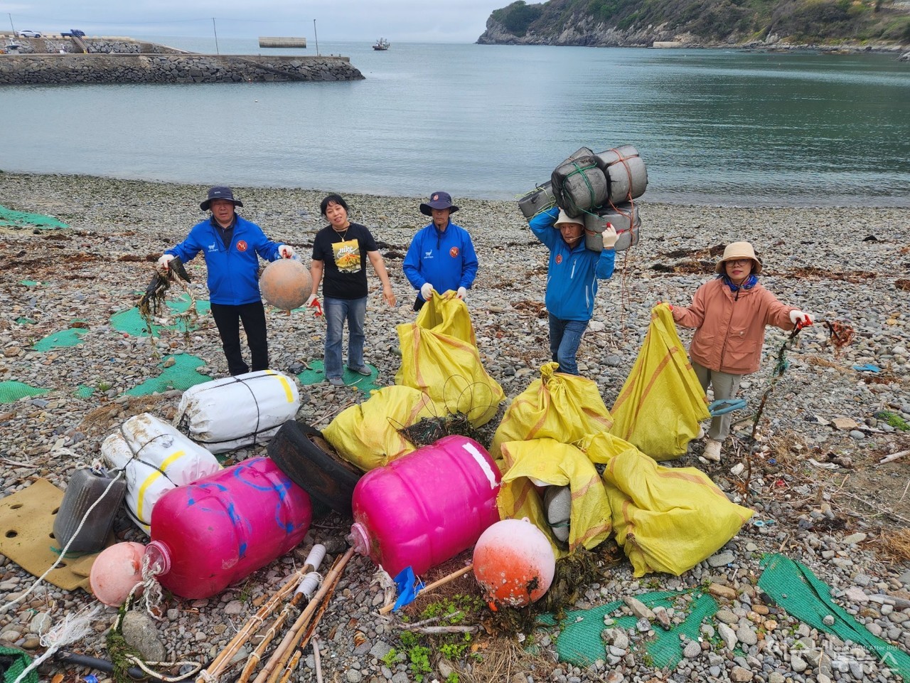 ▲19일 금오도 직포마을 해변에 널린 해양쓰레기 정화활동 모습 ⓒ정종현