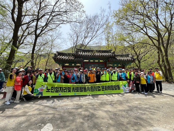 ▲ 쌍봉종합사회복지관 노인일자리 참여자들과  단체 사진을 찍었다. ⓒ김주미