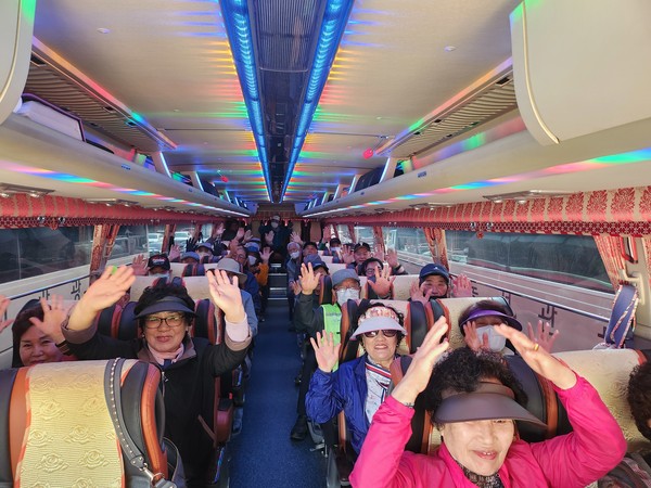 ▲ 출발 전 참여자들이  문화체험활동 안전히  잘 다녀오자고 외친다. ⓒ 김주미