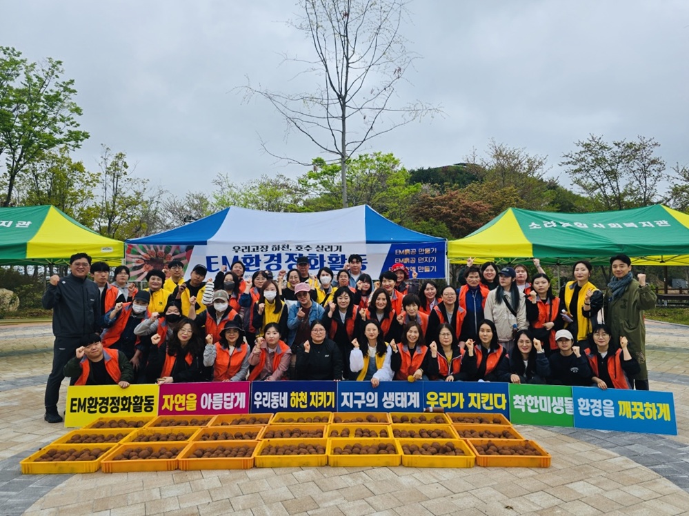 ▲ 봉사활동에 참여한 한영대학교 사회복지학과 1학년 새내기들과 노재현 교수 ⓒ한영대학교