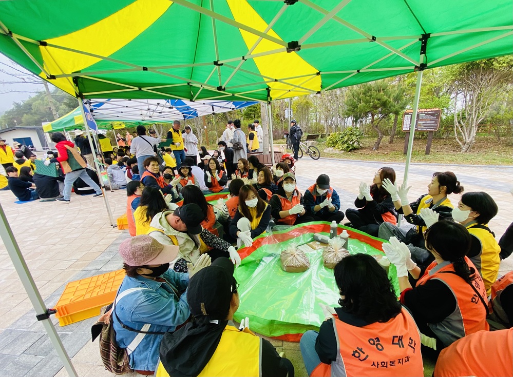 ▲ EM흙공을 만들기 위해 준비 작업을 하고 있는 사회복지학과 학생들 ⓒ한영대학교