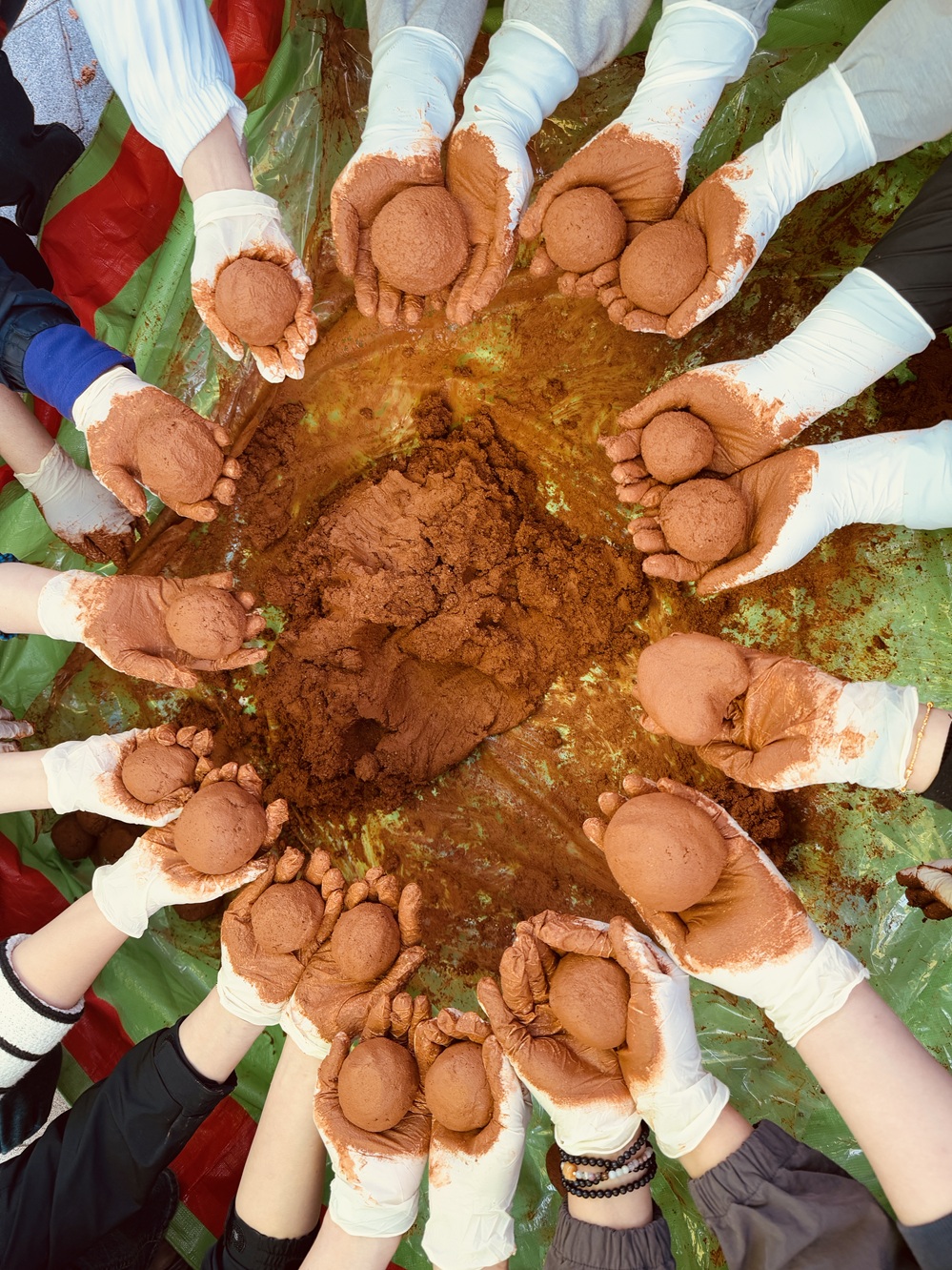 ▲ 사회복지학과 학생들이 만든 EM흙공 ⓒ한영대학교