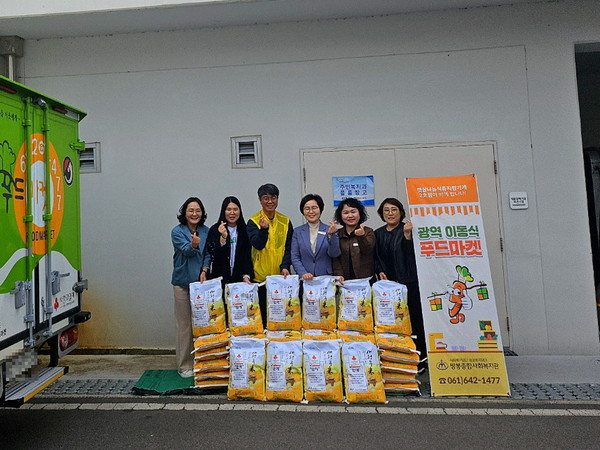 ▲햇살나눔 푸드마켓2호점에서 고흥군에 쌀 전달  ⓒ쌍봉종합사회복지관