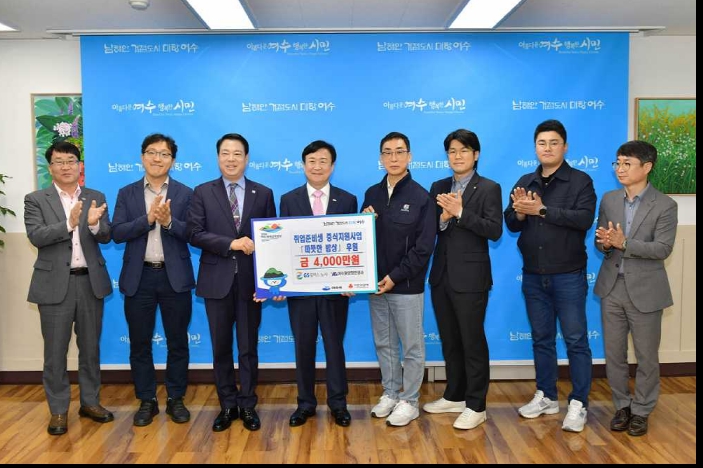 ▲여수시는 지난 17일 GS칼텍스 노사, 여수광양항만공사 등과 지역 취업준비생 위해 각각 2,000만 원씩을 지원하는 후원 전달식을 가졌다. ⓒ여수시