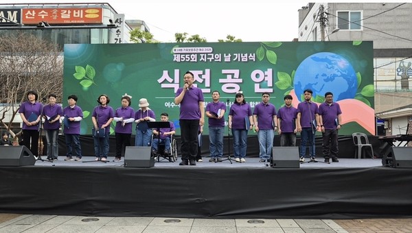 ▲ 너울가지 합창단이 노래를 부르고 있다.