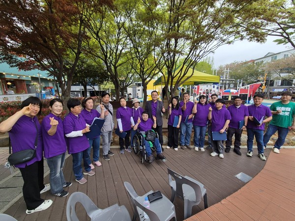 ▲ 작곡가 조승필과 함께 사진촬영을 하고 있다.(왼쪽에서 다섯번째)