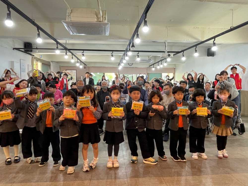 ▲세대를 넘어, 마음을 모아 하나 된 시간. 장애인의 날을 함께한 동백원과 킨더숲 유치원 아이들의 따뜻한 동행! ⓒ동백원