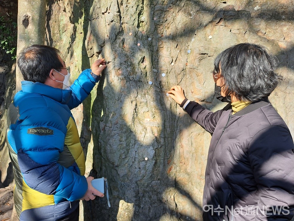 ▲ 포항에서 왔다는 부부는 암벽에 동전을 붙이며 자식들에 대한 소원을 빌었다.ⓒ조찬현 (자료사진)