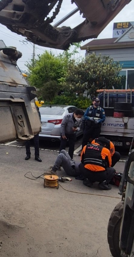 ▲여수소방서 119구조대,  중장비 목 끼임사고 안전구조 ⓒ여수소방서