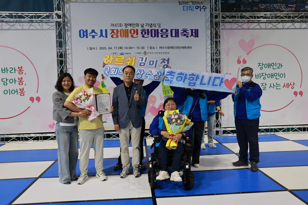 ▲  라르쉬장애인자립생활센터 김미정의 수상을 직원들이 축하하고 있다.