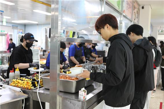 ▲‘전남대학교 & 여수 로컬식당 Pop-up Kitchen’로 바다김밥을 받고 있다. ⓒ전남대학교