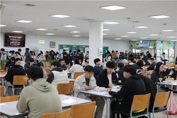 ▲‘전남대학교 & 여수 로컬식당 Pop-up Kitchen’로 바다김밥을 받고 있다. ⓒ전남대학교