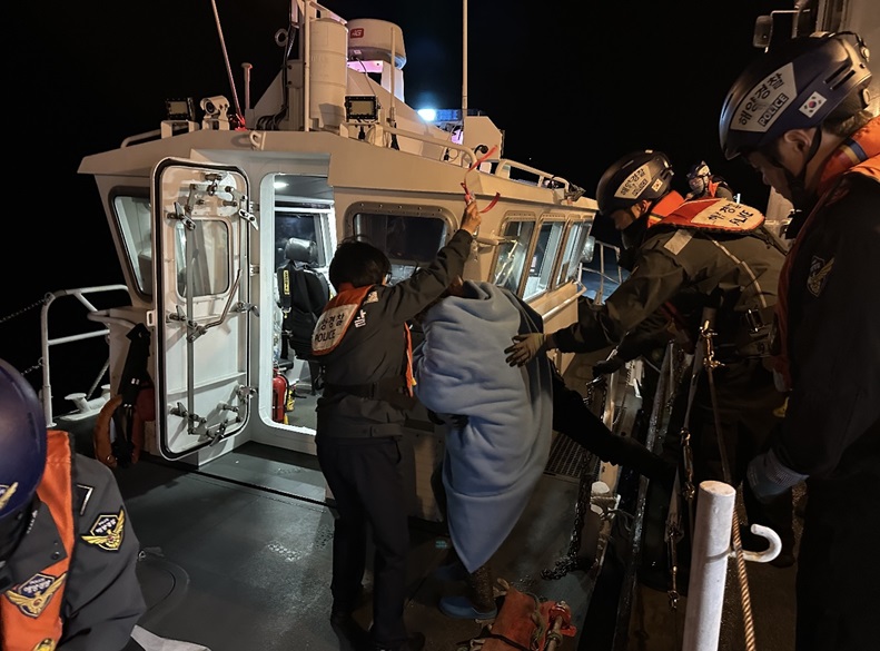 ▲여수해경이 야간에 응급환자를 이송하고 있다. ⓒ여수해양경찰서