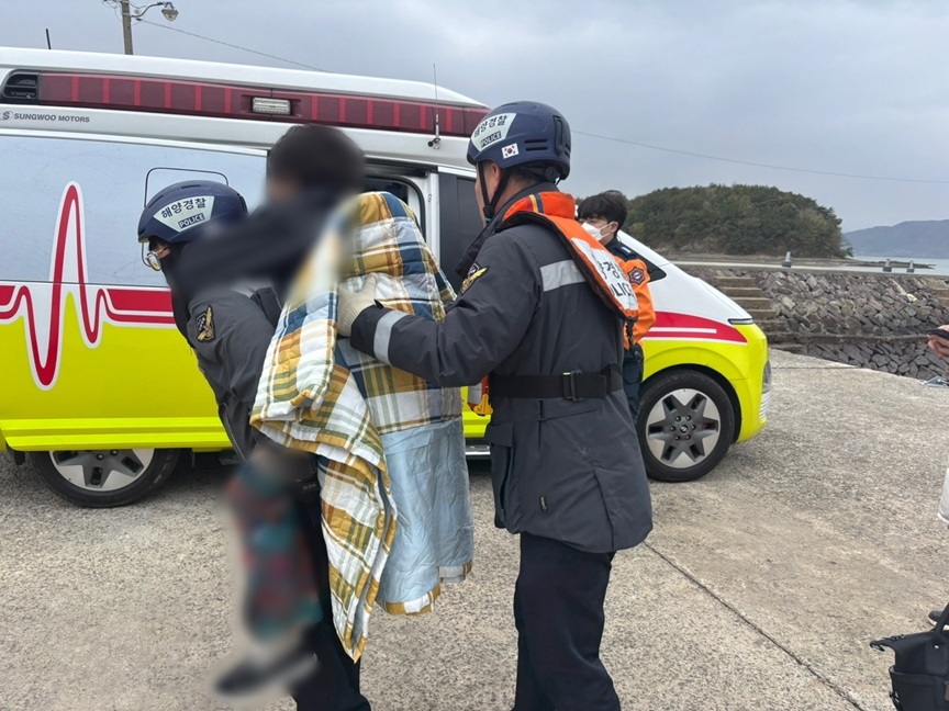 ▲여수해경이 응급환자를 이송하고 있다. ⓒ여수해양경찰서