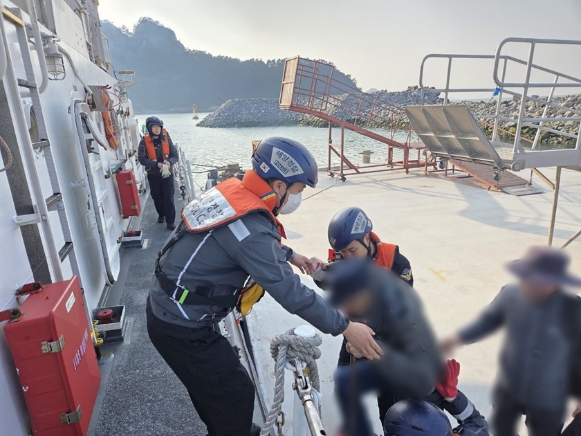 ▲여수해경이 응급환자를 이송하고 있다. ⓒ여수해양경찰서