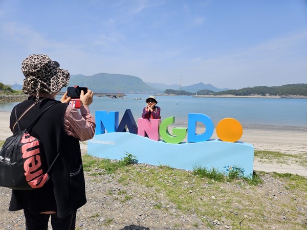 ▲자원봉사자·후원자와 함께 봄을 걷다 ⓒ동여수노인복지관