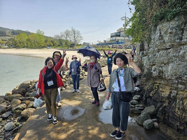 ▲ ​자원봉사자·후원자와 함께 봄을 걷다 ⓒ동여수노인복지관