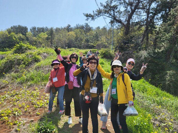 ▲ ​자원봉사자·후원자와 함께 봄을 걷다 ⓒ동여수노인복지관