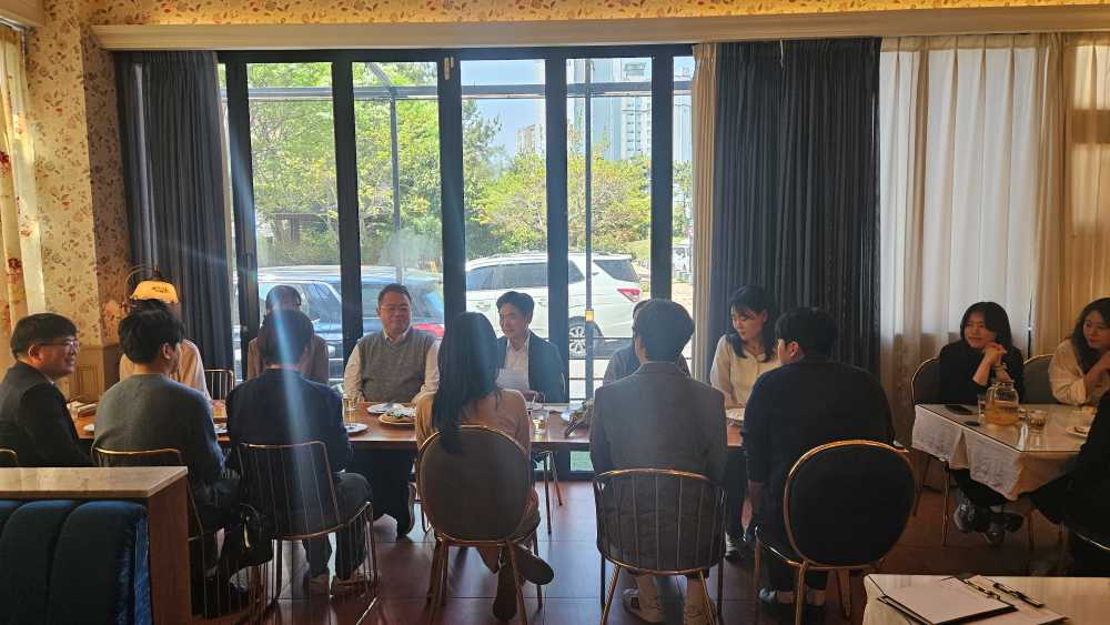 ▲24일 무안군 소재 한 식당에서 교육감과 본청 직원들이 점심 식사를 함께하며 소통하고 있다.  ⓒ전라남도교육청