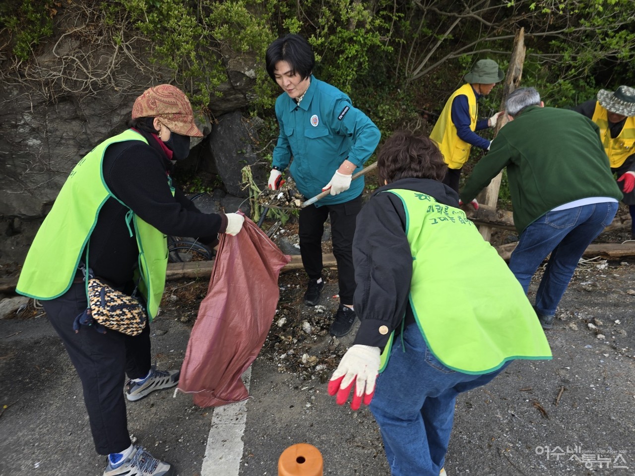 ▲ 24일 화태리 월전마을에서 열린 해양정화 활동 모습 ⓒ정종현