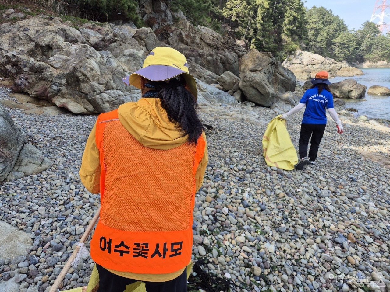 ▲ 해양정화하는 여수꽃사모 회원 ⓒ정종현