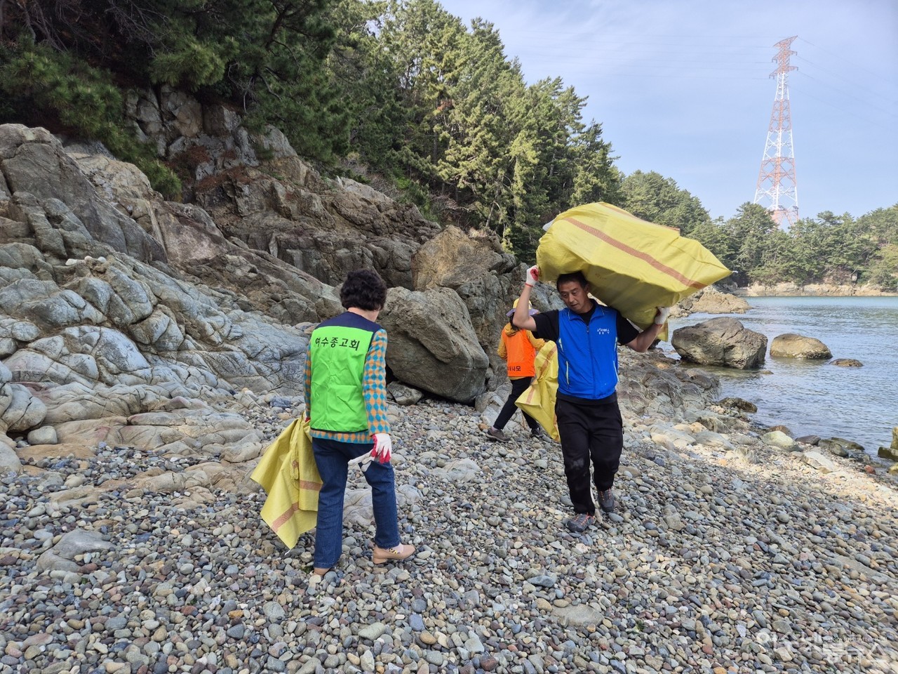▲ 해양정화 활동에서 쓰레기 옮기고 있다 ⓒ정종현