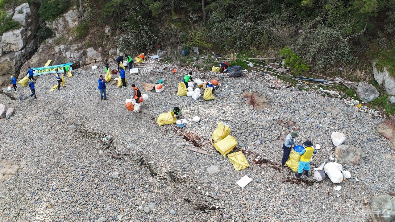 ▲ 화태리 월전마을에서 열린 해양정화 활동 모습 ⓒ정종현