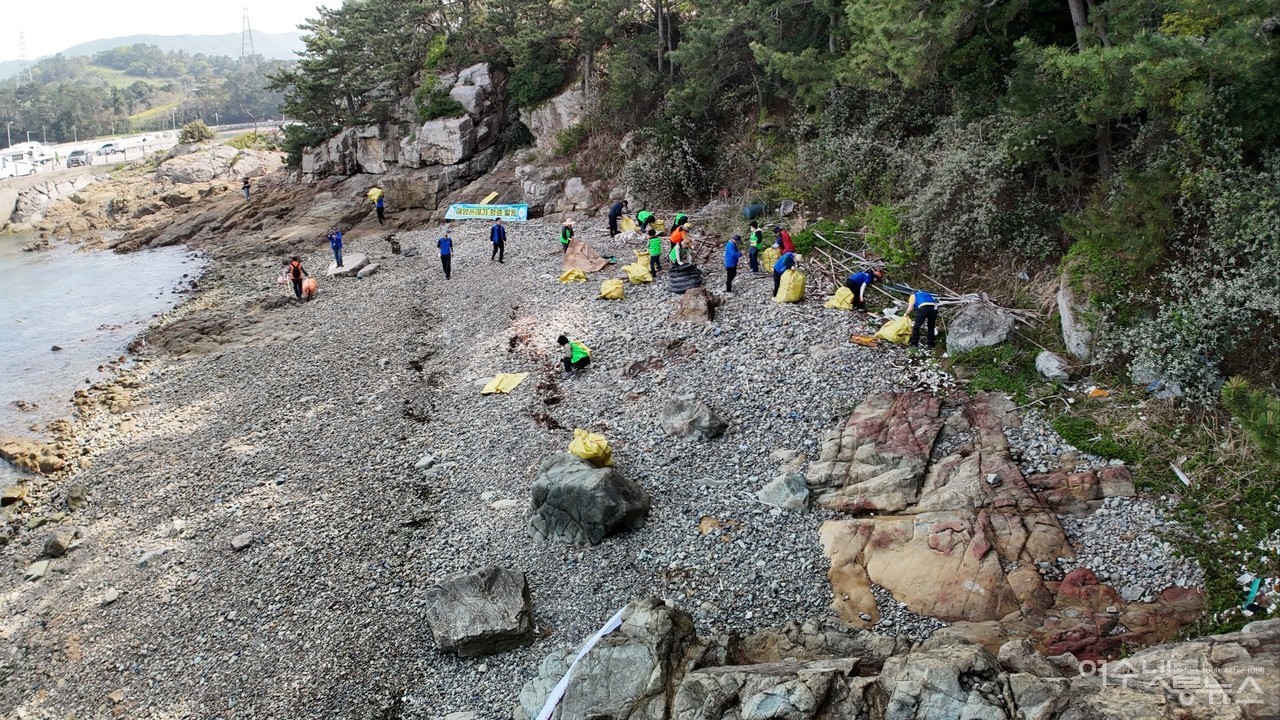 ▲ 화태리 월전마을에서 열린 해양정화 활동 모습 ⓒ정종현