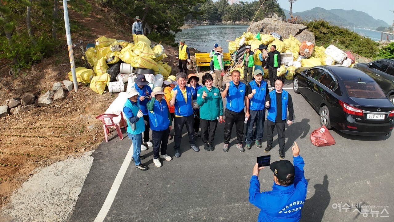 ▲ 화태리 월전마을에서 열린 해양정화 활동후 한컷 ⓒ정종현
