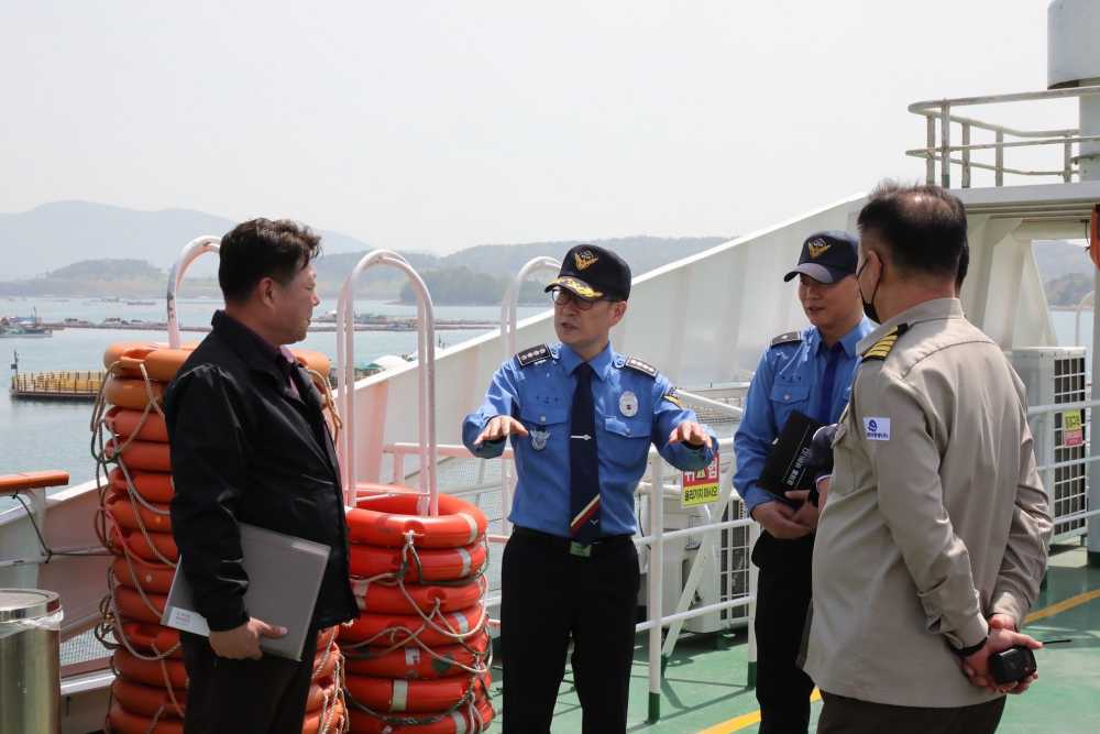 ▲여수해양경찰서장이 유선을 점검중 ⓒ여수해양경찰서