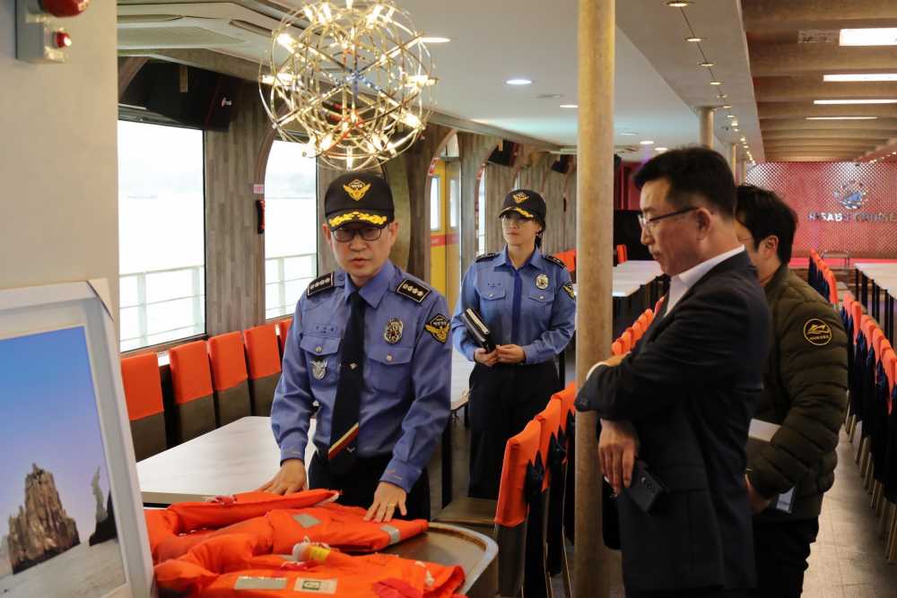 ▲여수해양경찰서장이 유선을 점검중 ⓒ여수해양경찰서