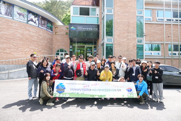 ▲탐방을 마친 참여자들이 기념사진을 찍고 있다. ⓒ여수시장애인종합복지관