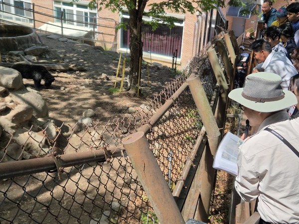 ▲반달가슴곰에 대해 설명을 듣고 있다. ⓒ여수시장애인종합복지관