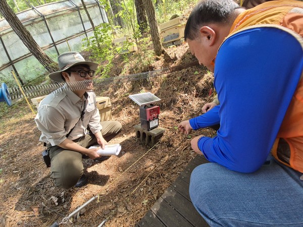 ▲ 인체에 무해한 전기울타리를 나뭇잎으로 체험하고 있다. ⓒ여수시장애인종합복지관