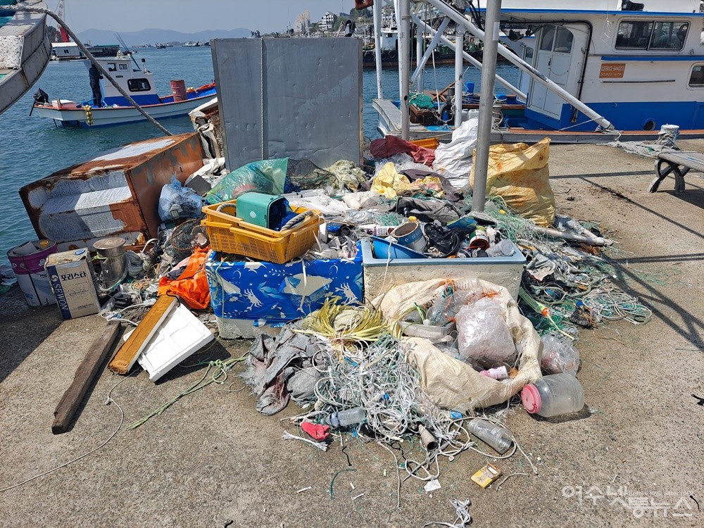 ▲ 여수 국동항 콘크리트 부잔교 위에 내다 버린 생활 쓰레기가 가득하다. ⓒ조찬현