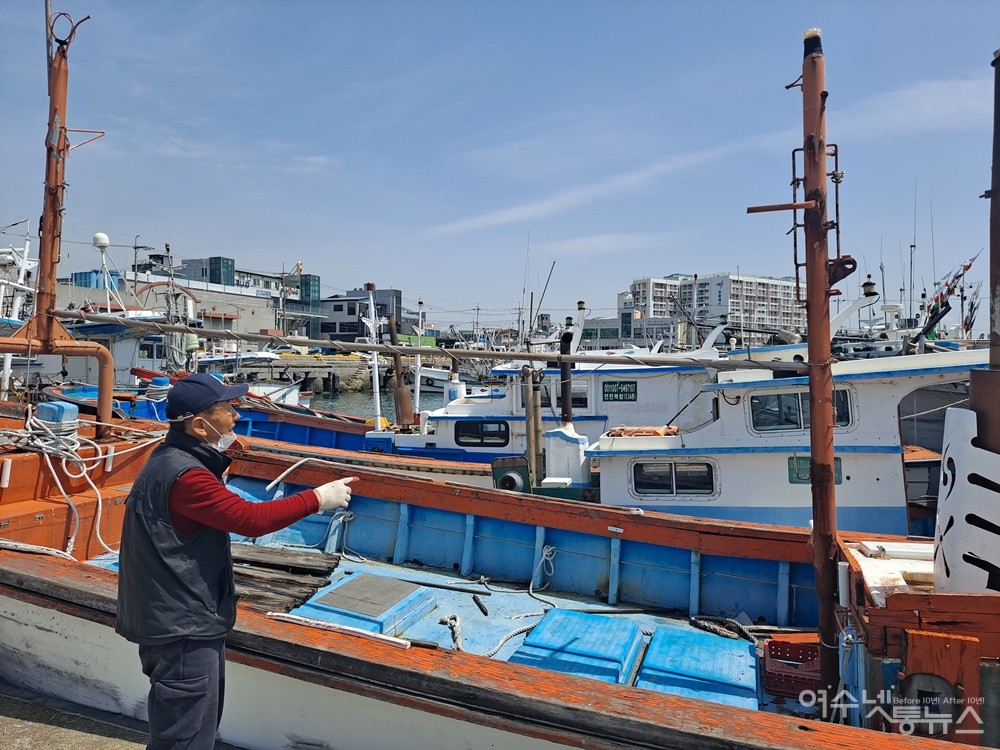 ▲ 최춘규 국동 어촌계장이 “이음새가 떨어진 철제 구조물이 넘어지면 사람이 크게 다칠 우려가 있다”라고 지적했다. ⓒ조찬현