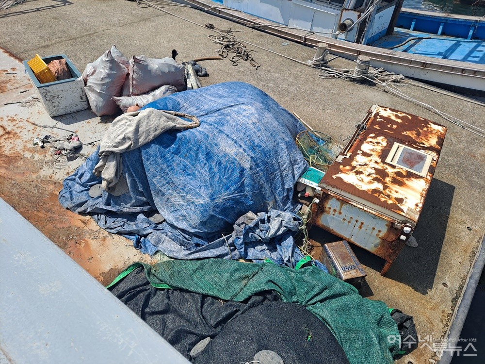 ▲ 여수 국동항 콘크리트 부잔교 위에 내다 버린 생활 쓰레기가 가득하다. ⓒ조찬현