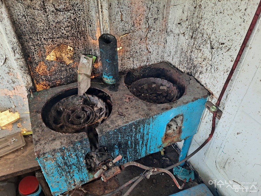 ▲  21톤 폐선박에 설치된 녹슨 대형 화구가 위험천만해 보인다. 별다른 관리 없이 방치되고 있다. ⓒ조찬현