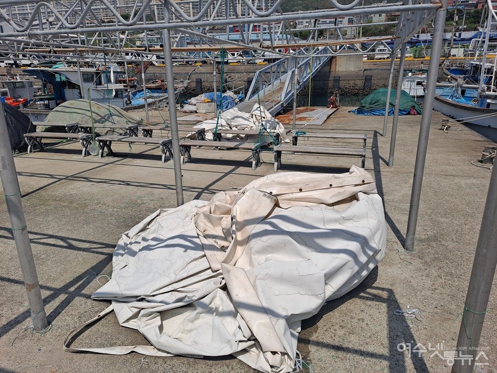 ▲ 콘크리트 부잔교 위 구조물에서 걷어낸 천막은 쓰레기더미가 되었다. 구조물만 앙상한 채 남아있다. ⓒ조찬현