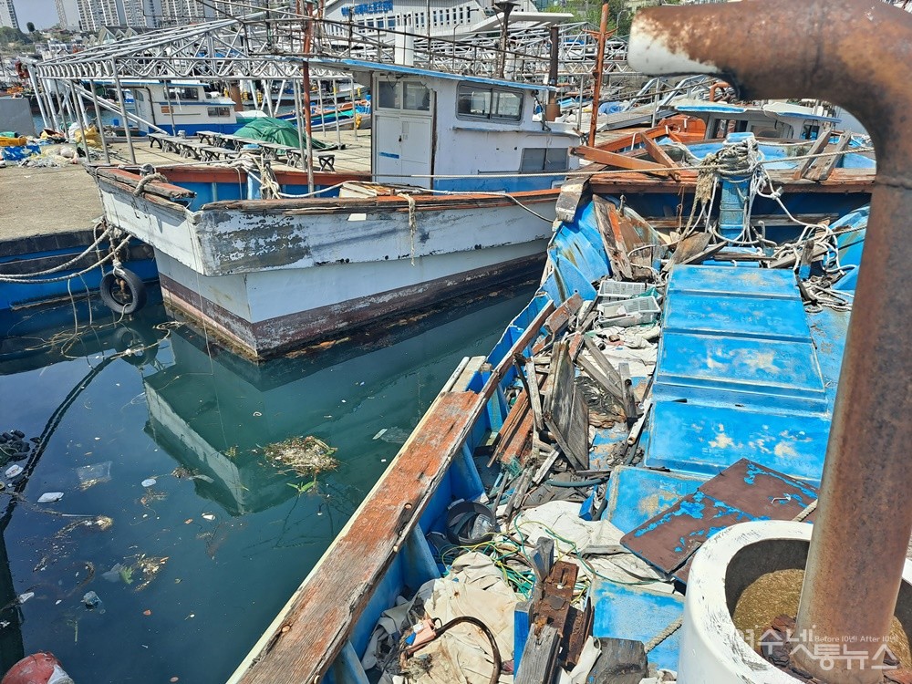 ▲ 오래 방치된 어선은 갑판이 부식돼 나가떨어지고 생활 쓰레기가 가득하다. ⓒ조찬현