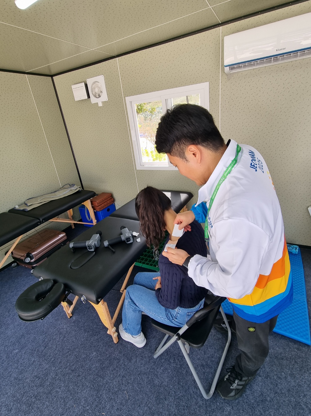 ▲ 생체 자원봉사- 물리치료 ⓒ전남도청