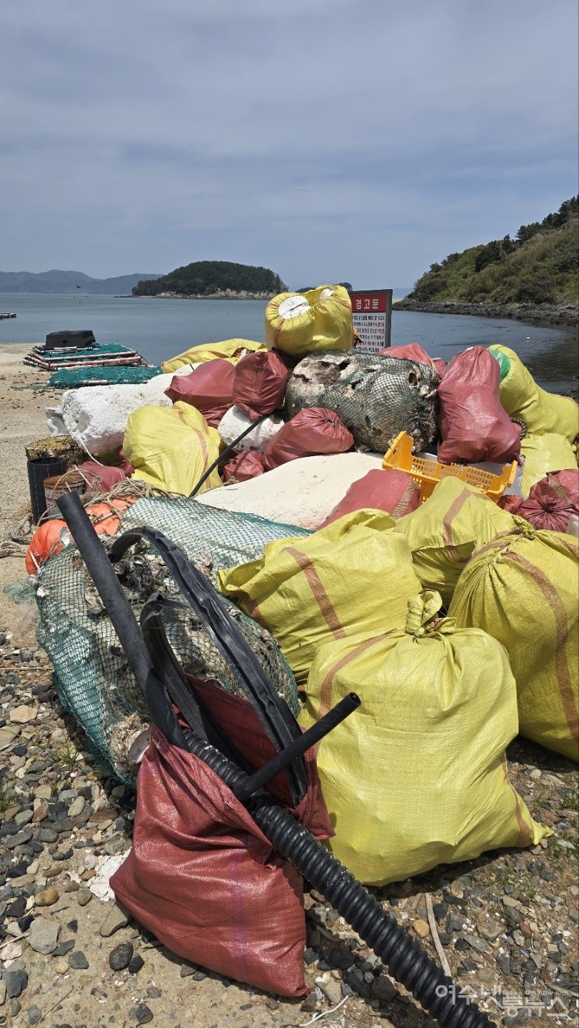 ▲ 해안가 쓰레기 수거 모습 ⓒ박근호