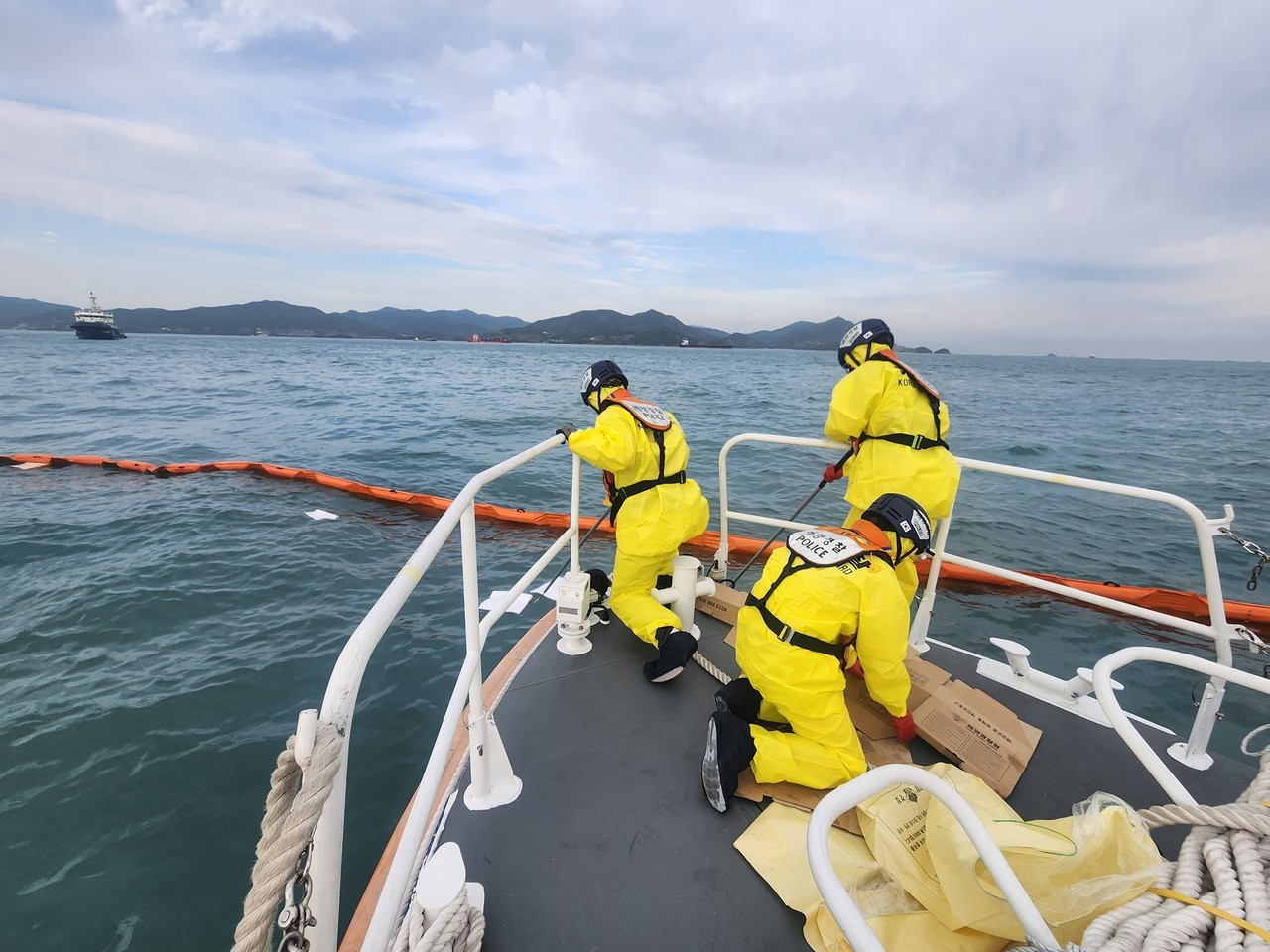▲여수해경이 사고해역에서 긴급 방제작업을 하고 있다. ⓒ여수해경