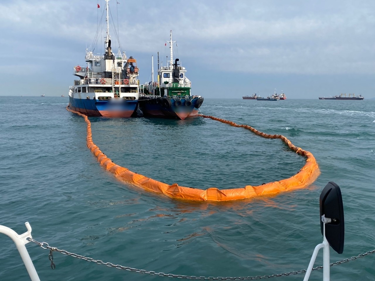 ▲ 사고선박 주변을 오일펜스로 둘러싸 기름 확산을 방지하기위한 조치가 취해졌다. ⓒ여수해경