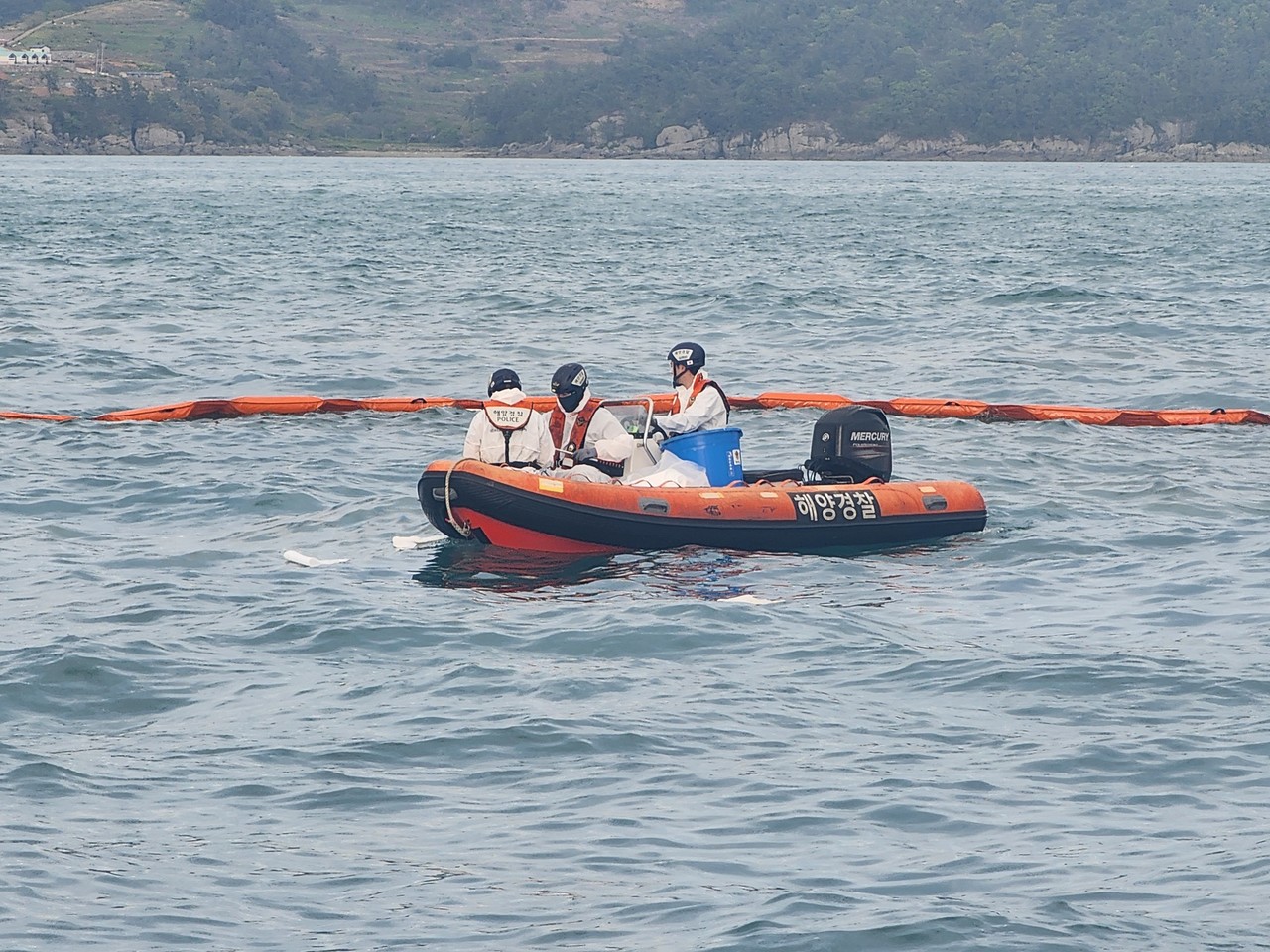 ▲여수해경이 긴급방제작업에 나섰다. ⓒ여수해경